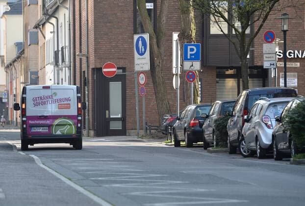 Ein Getränke-Lieferservice in der Seitenstrasse, Corona Auswirkung in NRW, Krefeld, 28.03.2020, Krefeld Nordrhein-Westfalen Deutschland