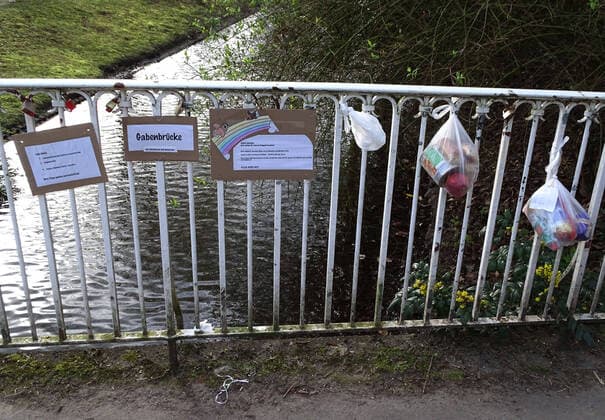 Bürgerhilfe gegen Armut und Brot in Neuss - die Gabenbrücke, wer geben möchte, hängt einen gefüllten Gabenbeutel an das Brückengitter, wer nehmen möchte, kann dies tun. Gabenbrücke gegen Armut und Not