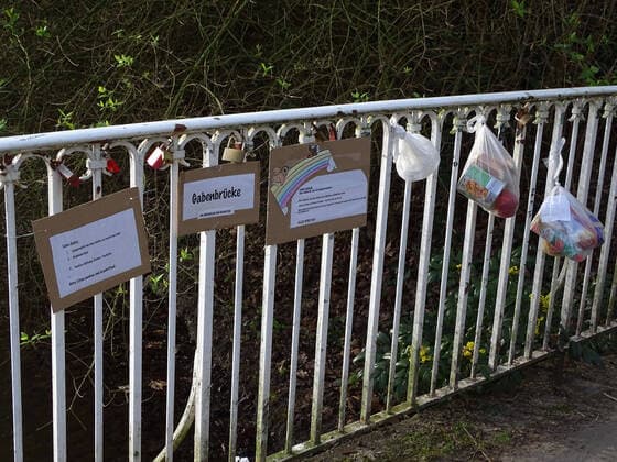 Bürgerhilfe gegen Armut und Brot in Neuss - die Gabenbrücke, wer geben möchte, hängt einen gefüllten Gabenbeutel an das Brückengitter, wer nehmen möchte, kann dies tun. Gabenbrücke gegen Armut und Not
