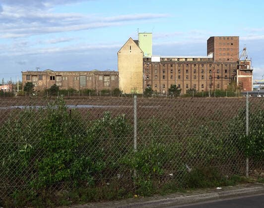 Das ehem. Gebäude der Neusser Lagerhausgesellschaft AG, ein maroder Komplex am Hafenbecken eins, davor großflächiges Brachland Hafenbrache mit marodem ehem. Lagerhaus Neuss