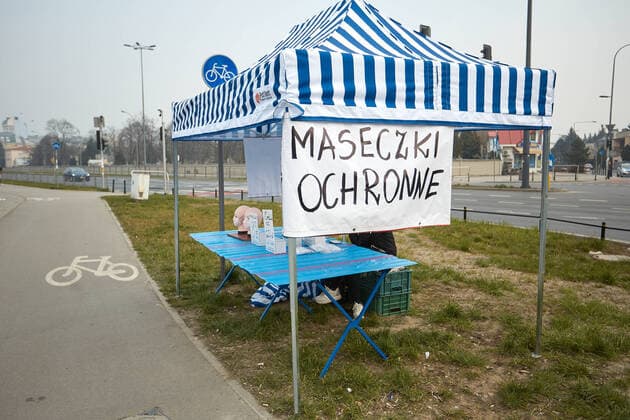 March 29, 2020, Warsaw, Mazovian, Poland: Home Made Masks Sold On The Street.in the picture: Masks Saleswoman Warsaw Poland - ZUMAm332 20200329_zip_m332_006 Copyright: xHubertxMathisx