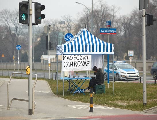 March 29, 2020, Warsaw, Mazovian, Poland: Home Made Masks Sold On The Street.in the picture: Masks Saleswoman Warsaw Poland - ZUMAm332 20200329_zip_m332_007 Copyright: xHubertxMathisx