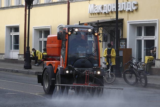 MOSCOW, RUSSIA - MARCH 29, 2020: A street sweeper cleans the pavement in Stary Arbat Street during the pandemic of the novel coronavirus (COVID-19). As of 29 March 2020, Russia has reported more than 1200 confirmed cases of the novel coronavirus (COVID-19), with more than 1000 confirmed cases in Moscow. Artyom Geodakyan TASS  TS0D3C4D