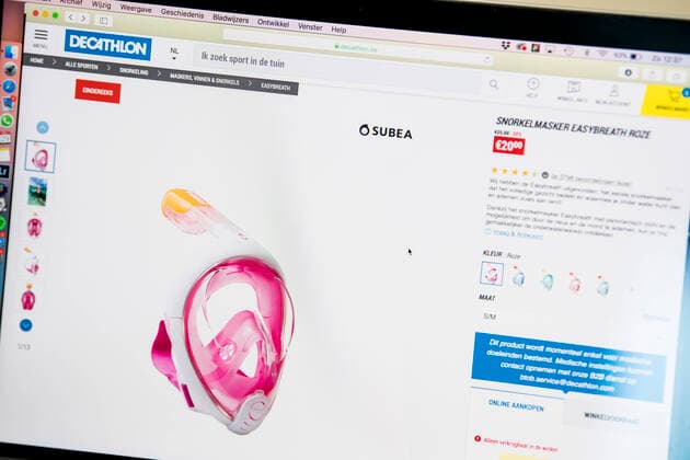 Illustration picture shows someone making online shopping on Decathlon sports supermarket with the snorkelling mask easybreath model which is used as protection and even with some adaptations as respirators in hospitals, Sunday 29 March 2020. The measures announced on March 18th by the National Security Council to avoid the spread of the Covid-19 will remain two weeks longer untill April 19th.  JASPERxJACOBS 2492512