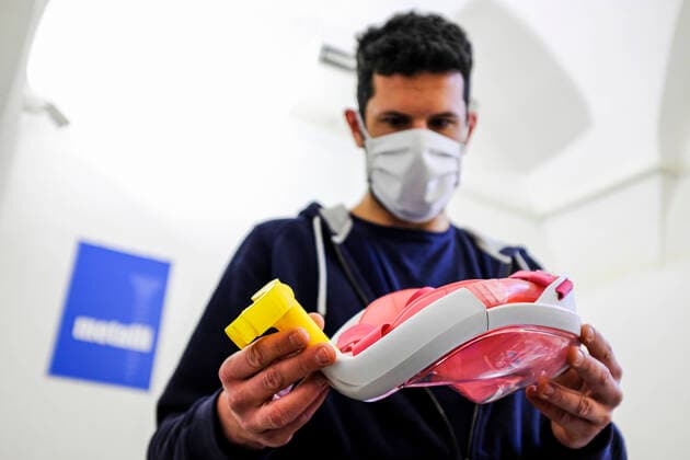 News Bilder des Tages Raniero Madonna holds a snorkeling mask distributed by Decathlon equipped with an adapter that transforms it into an oxygen surgery mask to improve the care for Sars-Cov2 patients seriously ill in Italians hospitals in Remade 3D graphics laboratory that participate to a project made by Isinnova who shared his idea. In Italy hospitals are almost full and more intensive care equipment is needed.  Copyright: xAntonioxBalascox xIPAx xAntonioxBalascox