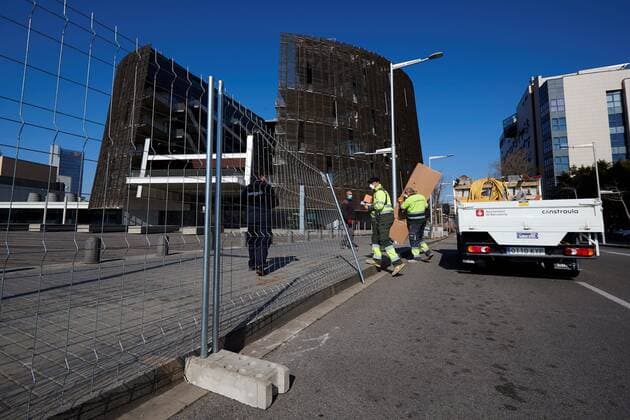 Workers prepare the campaigne hospital at Recerca Park in Barcelona, Spain on 29 March 2020. Spain faces the 15th consecutive day of national lockdown in an effort to slow down the spread of the pandemic COVID-19 disease caused by the SARS-CoV-2 coronavirus. Coronavirus in Spain !ACHTUNG: NUR REDAKTIONELLE NUTZUNG!  Copyright: xAlejandroxGarciax GRAF3025 20200329-637210851959900908