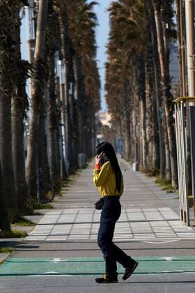 An ambulance driver speaks by phone next to Mar Hospital in Barcelona, Spain on 29 March 2020. Spain faces the 15th consecutive day of national lockdown in an effort to slow down the spread of the pandemic COVID-19 disease caused by the SARS-CoV-2 coronavirus. Coronavirus in Spain !ACHTUNG: NUR REDAKTIONELLE NUTZUNG!  Copyright: xAlejandroxGarciax GRAF3020 20200329-637210853283517972