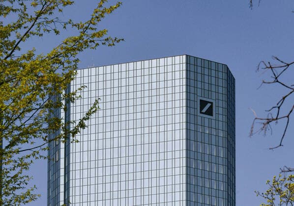 xblx, Tower der Deutsche Bank Zentrale in Frankfurt, Zwillingstürme Hochhaus, blauer Himmel, emwirt Frankfurt am Main