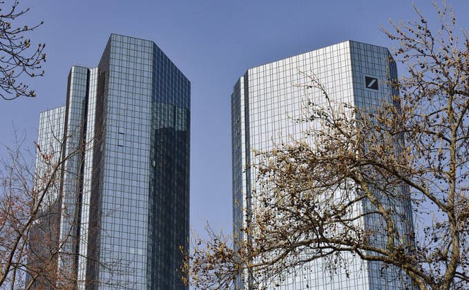 xblx, Tower der Deutsche Bank Zentrale in Frankfurt, Zwillingstürme Hochhaus, blauer Himmel, emwirt Frankfurt am Main