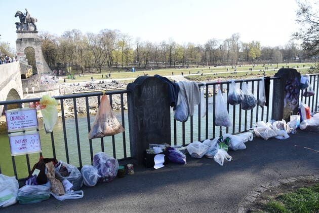 Muenchen 28.03.20 Wittelsbacher Isarbruecke am Gabenzaun von Mitbuergern Spontane Spendengaben fuer Hilfsbeduerftige Mitbuergern Spenden