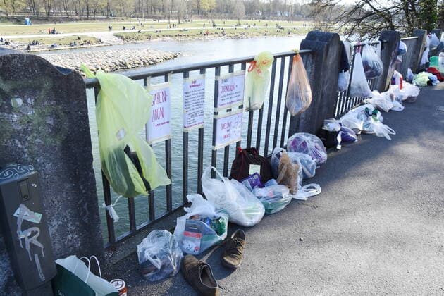 Muenchen 28.03.20 Wittelsbacher Isarbruecke am Gabenzaun von Mitbuergern Spontane Spendengaben fuer Hilfsbeduerftige Mitbuergern Spenden