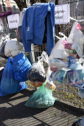 Muenchen 28.03.20 Kapuzinerstrasse am Gabenzaun-von Mitbuergern Spontane Spendengaben fuer Hilfsbeduerftige Mitbuergern Spenden