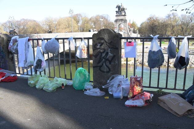 Muenchen 28.03.20 Wittelsbacher Isarbruecke am Gabenzaun von Mitbuergern Spontane Spendengaben fuer Hilfsbeduerftige Mitbuergern Spenden