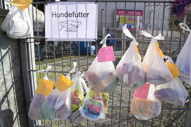 Muenchen 28.03.20 Kapuzinerstrasse am Gabenzaun-von Mitbuergern Spontane Spendengaben fuer Hilfsbeduerftige Mitbuergern Spenden