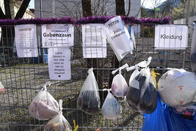 Muenchen 28.03.20 Kapuzinerstrasse am Gabenzaun-von Mitbuergern Spontane Spendengaben fuer Hilfsbeduerftige Mitbuergern Spenden