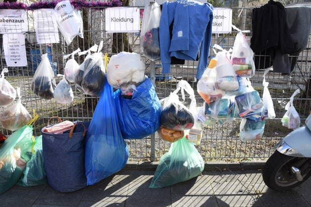 Muenchen 28.03.20 Kapuzinerstrasse am Gabenzaun-von Mitbuergern Spontane Spendengaben fuer Hilfsbeduerftige Mitbuergern Spenden