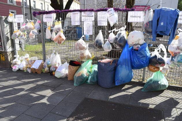 Muenchen 28.03.20 Kapuzinerstrasse am Gabenzaun-von Mitbuergern Spontane Spendengaben fuer Hilfsbeduerftige Mitbuergern Spenden