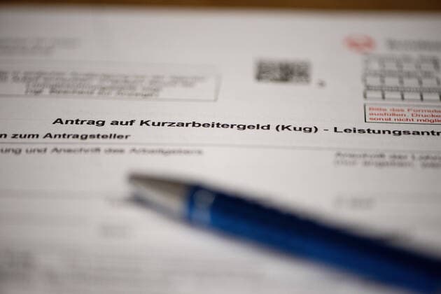 Wirtschaft - Symbolfoto - Antrag auf Kurzarbeitergeld Ein Antrag für Kurzarbeit liegt auf dem Schreibtisch. Foto: osnapix Wirtschaft - Symbolfoto - Antrag auf Kurzarbeitergeld *** Economy symbol photo Application for short-time work allowance An application for short-time work is on the desk Photo osnapix Economy symbol photo Application for short-time work allowance MT