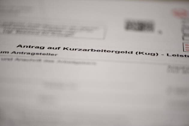 Wirtschaft - Symbolfoto - Antrag auf Kurzarbeitergeld Ein Antrag für Kurzarbeit liegt auf dem Schreibtisch. Foto: osnapix Wirtschaft - Symbolfoto - Antrag auf Kurzarbeitergeld *** Economy symbol photo Application for short-time work allowance An application for short-time work is on the desk Photo osnapix Economy symbol photo Application for short-time work allowance MT
