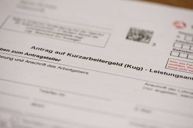 Wirtschaft - Symbolfoto - Antrag auf Kurzarbeitergeld Ein Antrag für Kurzarbeit liegt auf dem Schreibtisch. Foto: osnapix Wirtschaft - Symbolfoto - Antrag auf Kurzarbeitergeld *** Economy symbol photo Application for short-time work allowance An application for short-time work is on the desk Photo osnapix Economy symbol photo Application for short-time work allowance MT