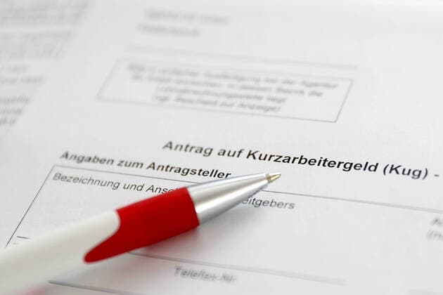 Wirtschaft - Symbolfoto - Antrag auf Kurzarbeitergeld Ein Antrag für Kurzarbeit liegt auf dem Schreibtisch. Foto: osnapix Wirtschaft - Symbolfoto - Antrag auf Kurzarbeitergeld *** Economy symbol photo Application for short-time work allowance An application for short-time work is on the desk Photo osnapix Economy symbol photo Application for short-time work allowance MH