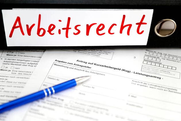 Wirtschaft - Symbolfoto - Antrag auf Kurzarbeitergeld Ein Antrag für Kurzarbeit liegt auf dem Schreibtisch. Foto: osnapix Wirtschaft - Symbolfoto - Antrag auf Kurzarbeitergeld *** Economy symbol photo Application for short-time work allowance An application for short-time work is on the desk Photo osnapix Economy symbol photo Application for short-time work allowance MH