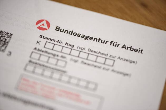Wirtschaft - Symbolfoto - Antrag auf Kurzarbeitergeld Ein Antrag für Kurzarbeit liegt auf dem Schreibtisch. Foto: osnapix Wirtschaft - Symbolfoto - Antrag auf Kurzarbeitergeld *** Economy symbol photo Application for short-time work allowance An application for short-time work is on the desk Photo osnapix Economy symbol photo Application for short-time work allowance MT