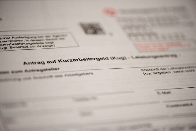 Wirtschaft - Symbolfoto - Antrag auf Kurzarbeitergeld Ein Antrag für Kurzarbeit liegt auf dem Schreibtisch. Foto: osnapix Wirtschaft - Symbolfoto - Antrag auf Kurzarbeitergeld *** Economy symbol photo Application for short-time work allowance An application for short-time work is on the desk Photo osnapix Economy symbol photo Application for short-time work allowance MT