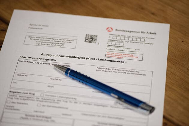 Wirtschaft - Symbolfoto - Antrag auf Kurzarbeitergeld Ein Antrag für Kurzarbeit liegt auf dem Schreibtisch. Foto: osnapix Wirtschaft - Symbolfoto - Antrag auf Kurzarbeitergeld *** Economy symbol photo Application for short-time work allowance An application for short-time work is on the desk Photo osnapix Economy symbol photo Application for short-time work allowance MT