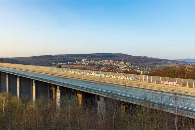 28.03.2020, Bundesautobahn A3 Theißtal Niedernhausen, leere Bundesautobahn A3 mit Blick auf die Theißtal-Brücke in Niedernhausen Niedernhausen BAB A3 Hessen Deutschland