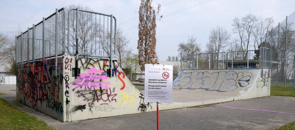 29.03.2020, xemx, News, emwirt, v.l. Schild an einem gesperrten Spielplatz. Augsburg