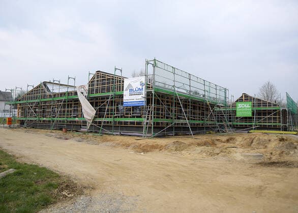 29.03.2020, xemx, News, emwirt, v.l. Baustelle Hausbau, Gerueste, Rohbau, Mietwohnungen, Mietwohnung, Immobilie, Immobilien, Baugewerbe Augsburg