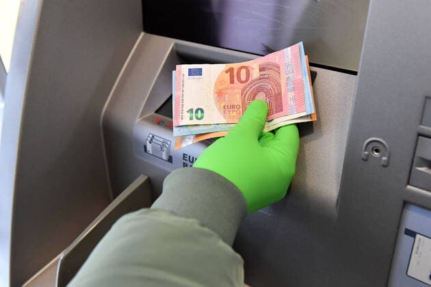 Geld abheben am Bankautomat mit Schutzhandschuhen.Ein Kunde nimmt sein Geld aus einem Bancomat -er traegt gruene Gummihandschuhe,Schutzhandschuhe. Sven Simon Fotoagentur GmbH & Co. Pressefoto KG Prinzess-Luise-Str. 41 45479 M u e l h e i m R u h r Tel. 0208 9413250 Fax. 0208 9413260 GLS Bank BLZ 430 609 67 Kto. 4030 025 100 IBAN DE75 4306 0967 4030 0251 00 BIC GENODEM1GLS www.svensimon.net