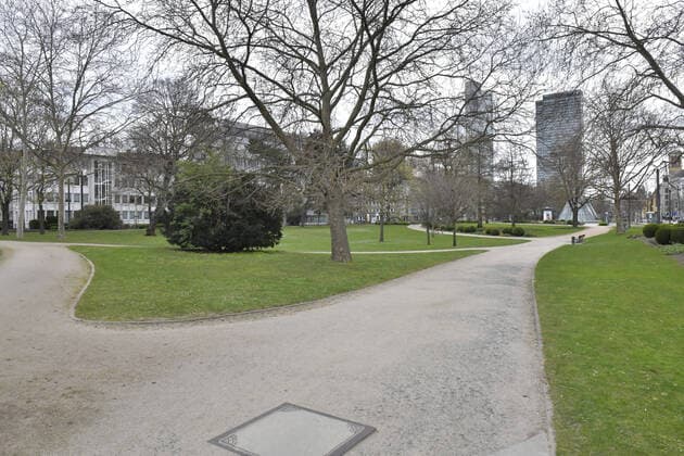 29.03.2020, xblx, Frankfurt am Tag 7 des Kontaktverbots, Parks beinahe wie leergefegt, emwirt, Ludwig-Erhard Anlage Frankfurt am Main