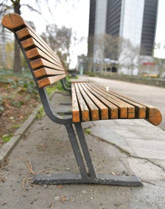 29.03.2020, xblx, Frankfurt am Tag 7 des Kontaktverbots, Parks beinahe wie leergefegt, emwirt, verwaiste Sitzbank in der Ludwig-Erhard Anlage Frankfurt am Main