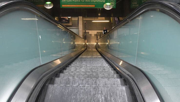 29.03.2020, xblx, Frankfurt am Tag 7 des Kontaktverbots, fast keine Menschen im Hauptbahnhof, beinahe leere Treppen Frankfurt am Main