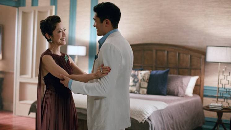 CRAZY RICH ASIANS, from left: Michelle Yeoh, Henry Golding, 2018. ph: Sanja Bucko Warner Bros. Pictures courtesy Everett Collection !ACHTUNG AUFNAHMEDATUM GESCHÃ„TZT! PUBLICATIONXNOTxINxCANxCHNxFRAxITAxJPNxNORxPOLxRUSxESPxUKxUSA Copyright: xWarnerxBros CourtesyxEverettxCollectionx MCDCRRI EC060