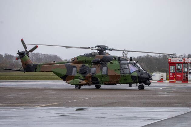 29.03.2020, Essen - Mülheim , Erneut werden am Sonntag 2 Corona - Patienten aus Frankreich mit einem Militärhubschrauber zum Flughafen Essen-Mülheim geflogen und dort von Krankenhauspersonal des Uniklinikums Essen in Empfang genommen.