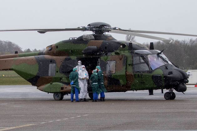29.03.2020, Essen - Mülheim , Erneut werden am Sonntag 2 Corona - Patienten aus Frankreich mit einem Militärhubschrauber zum Flughafen Essen-Mülheim geflogen und dort von Krankenhauspersonal des Uniklinikums Essen in Empfang genommen.