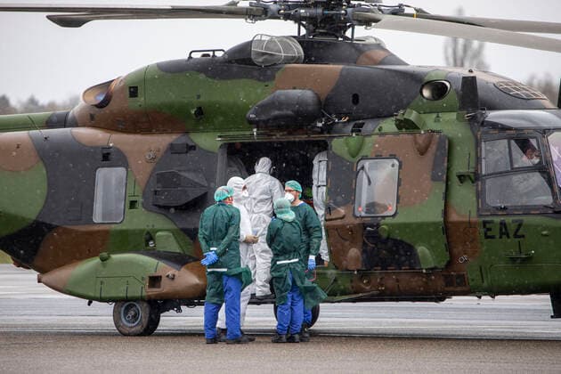 29.03.2020, Essen - Mülheim , Erneut werden am Sonntag 2 Corona - Patienten aus Frankreich mit einem Militärhubschrauber zum Flughafen Essen-Mülheim geflogen und dort von Krankenhauspersonal des Uniklinikums Essen in Empfang genommen.