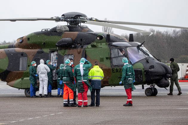29.03.2020, Essen - Mülheim , Erneut werden am Sonntag 2 Corona - Patienten aus Frankreich mit einem Militärhubschrauber zum Flughafen Essen-Mülheim geflogen und dort von Krankenhauspersonal des Uniklinikums Essen in Empfang genommen.
