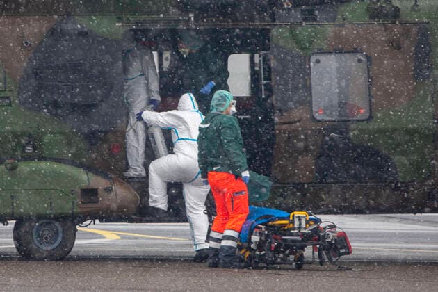 29.03.2020, Essen - Mülheim , Erneut werden am Sonntag 2 Corona - Patienten aus Frankreich mit einem Militärhubschrauber zum Flughafen Essen-Mülheim geflogen und dort von Krankenhauspersonal des Uniklinikums Essen in Empfang genommen.