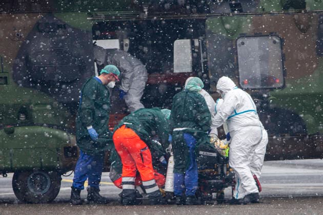 29.03.2020, Essen - Mülheim , Erneut werden am Sonntag 2 Corona - Patienten aus Frankreich mit einem Militärhubschrauber zum Flughafen Essen-Mülheim geflogen und dort von Krankenhauspersonal des Uniklinikums Essen in Empfang genommen.