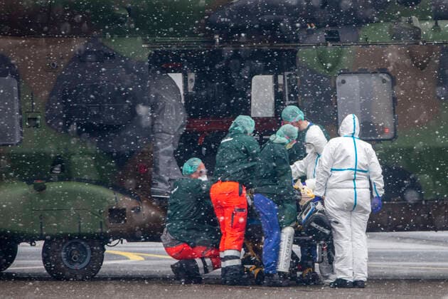 29.03.2020, Essen - Mülheim , Erneut werden am Sonntag 2 Corona - Patienten aus Frankreich mit einem Militärhubschrauber zum Flughafen Essen-Mülheim geflogen und dort von Krankenhauspersonal des Uniklinikums Essen in Empfang genommen.