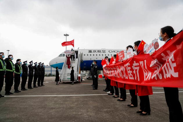 (200329) -- CHONGQING, March 29, 2020 -- Medical workers supporting virus-hit Hubei Province disembark from a plane at Chongqing Jiangbei International Airport in southwest China s Chongqing, March 29, 2020. The last batch of medical assistance teams from Chongqing, which consists of 313 members, returned from Hubei as the epidemic outbreak in the hard-hit province has been subdued. (Photo by Xinhua) CHINA-CHONGQING-MEDICAL TEAM-RETURN FROM HUBEI (CN) HuangxWei 
