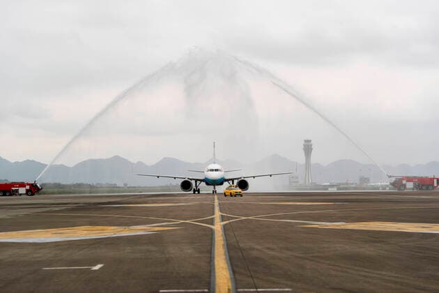 (200329) -- CHONGQING, March 29, 2020 -- An airplane carrying medics supporting virus-hit Hubei Province receives a water cannon salute as it lands at Chongqing Jiangbei International Airport in southwest China s Chongqing, March 29, 2020. The last batch of medical assistance teams from Chongqing, which consists of 313 members, returned from Hubei as the epidemic outbreak in the hard-hit province has been subdued. (Photo by Xinhua) CHINA-CHONGQING-MEDICAL TEAM-RETURN FROM HUBEI (CN) HuangxWei 