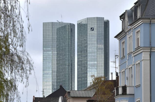 xblx, Towers der Deutsche Bank Zentrale in Frankfurt, Zwillingstürme Hochhaus, in Wolken Frankfurt am Main
