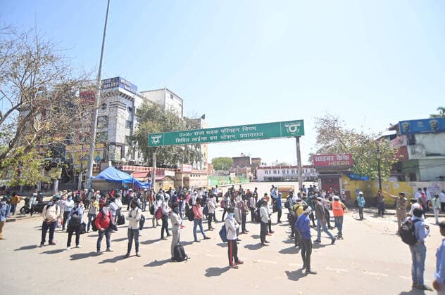 India: Nationwide lockdown in wake of Coronavirus pandemic Prayagraj: People in queue to board bus as Civil Lines bus station during Nationwide Lockdown in wake of Corona Virus pandemic in Prayagraj (Allahabad) on Sunday, March 29, 2020. Prayagraj Uttar Pradesh India Copyright: PrabhatxKumarxVerma