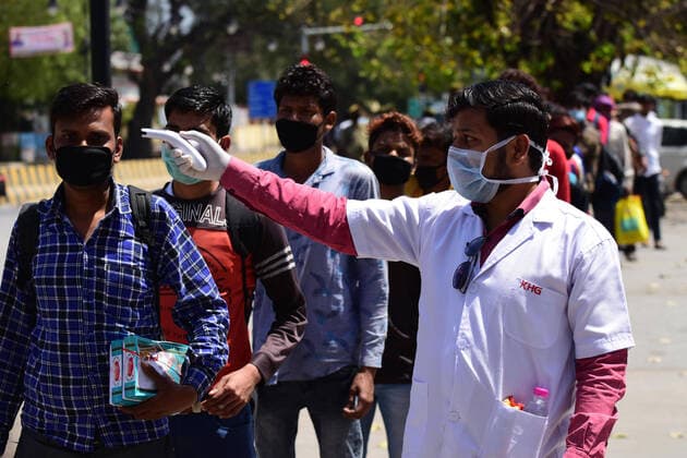 India: Nationwide lockdown in wake of Coronavirus pandemic Prayagraj: Medical team inspect people arrived from other places to Allahabad during Nationwide Lockdown in wake of Corona Virus pandemic in Prayagraj (Allahabad) on Sunday, March 29, 2020. Prayagraj Uttar Pradesh India Copyright: PrabhatxKumarxVerma
