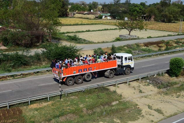 India: Nationwide lockdown in wake of Coronavirus pandemic Prayagraj: Migratory workers travel on trucks as they move to their native place during nationwide lock down in wake of Corona Virus pandemic in Prayagraj on Sunday, March 29, 2020. Prayagraj Uttar Pradesh India Copyright: PrabhatxKumarxVerma